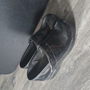Women's patent leather Dansko clogs- black, size 39 (8.5 US)